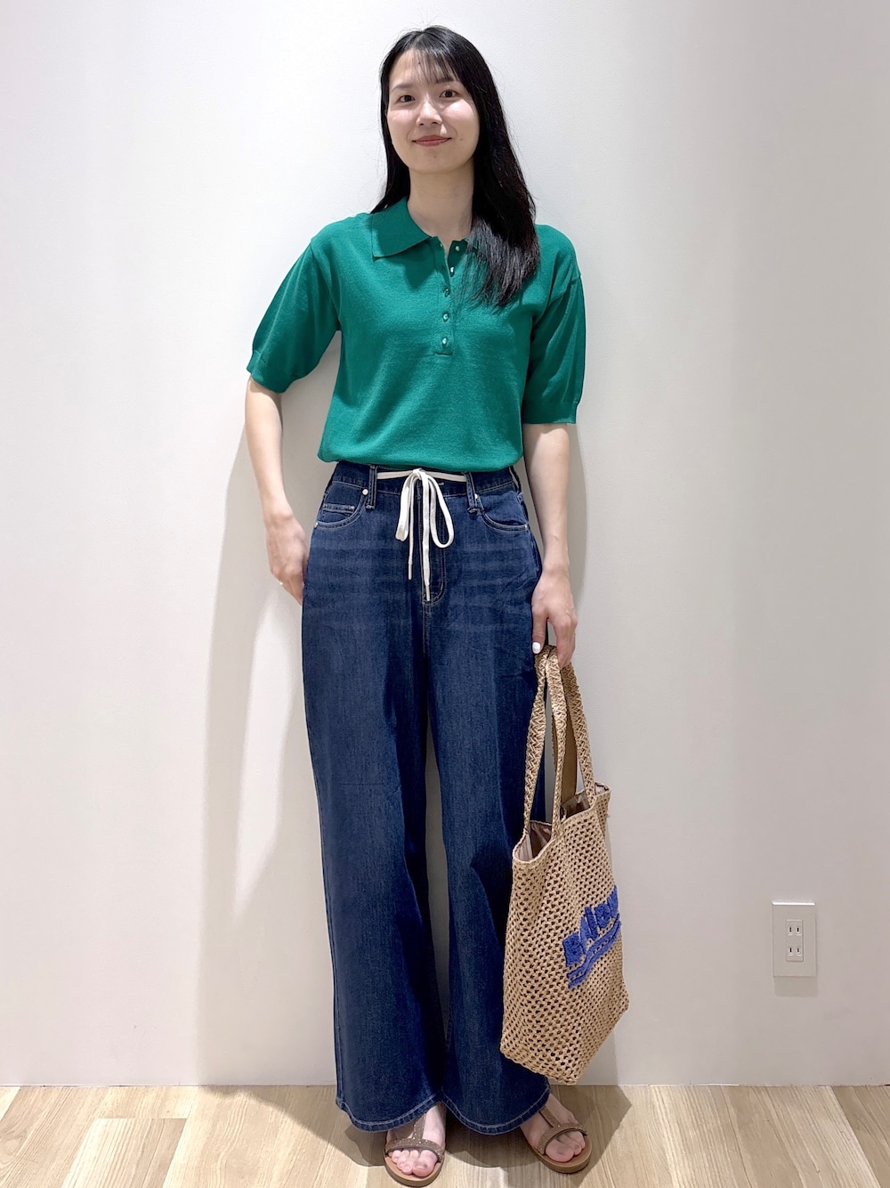 その他のサンダル、ベージュ系のトートバッグ、ブルー系のデニムパンツを着用したレディースの春コーディネートの9枚目の写真