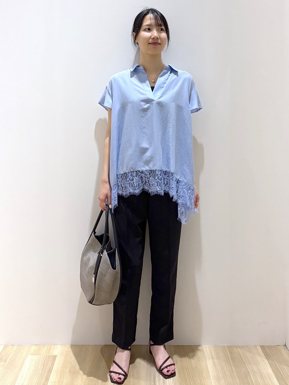 ブルー系のシャツ/ブラウス、ブラック系のその他パンツ、グレー系のトートバッグを着用したレディースの春コーディネートの9枚目の写真