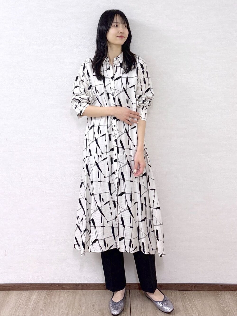 ベージュ系のワンピース、ブラック系のその他パンツ、シルバー系のパンプスを着用したレディースの春コーディネートの8枚目の写真
