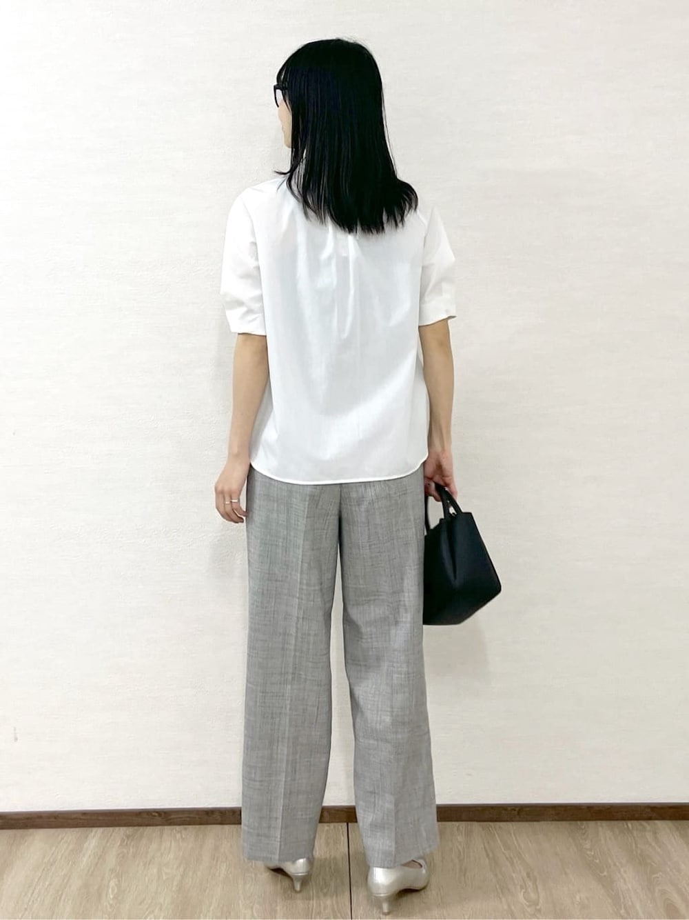 ホワイト系のシャツ/ブラウス、グレー系のその他パンツ、ブラック系のショルダーバッグを着用したレディースの夏コーディネートの5枚目の写真