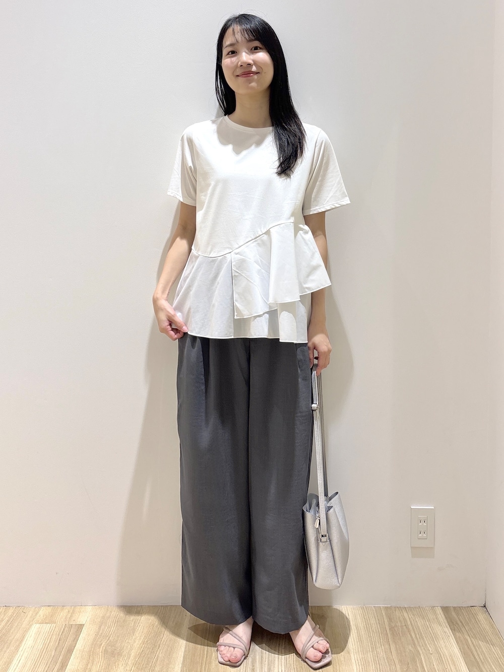 ホワイト系のTシャツ/カットソー、グレー系のその他パンツ、シルバー系のショルダーバッグを着用したレディースの夏コーディネートの7枚目の写真