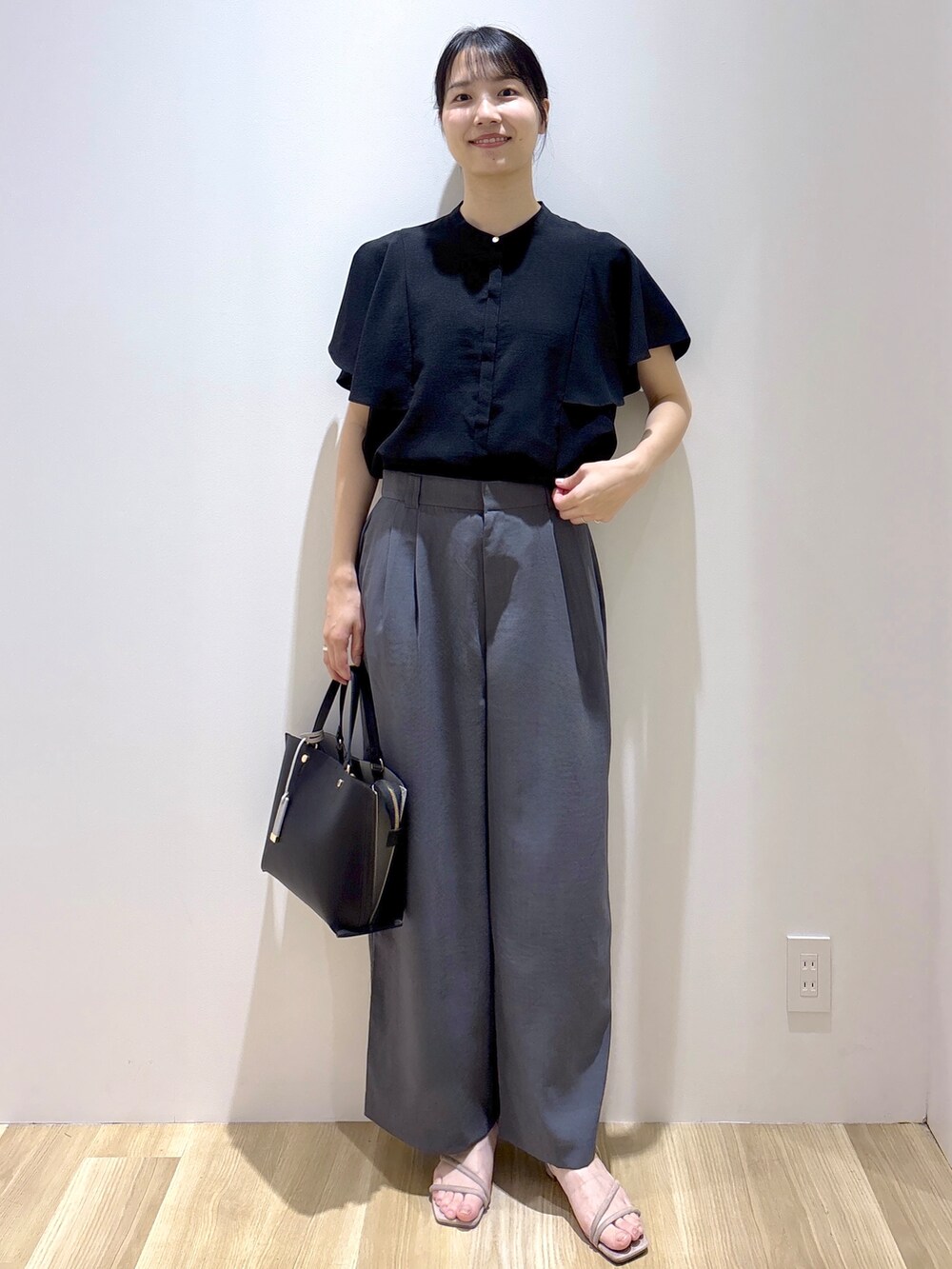 ブラック系のシャツ/ブラウス、グレー系のその他パンツ、ベージュ系のサンダルを着用したレディースの夏コーディネートの8枚目の写真