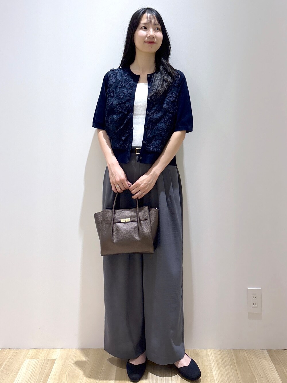 ブルー系のカーディガン/ボレロ、ホワイト系のタンクトップ、グレー系のその他パンツを着用したレディースの夏コーディネートの8枚目の写真