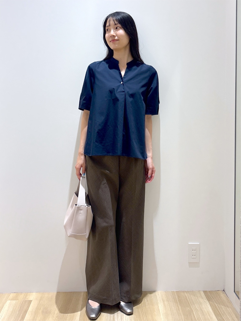 ブルー系のシャツ/ブラウス、ブラウン系のその他パンツ、グレー系のトートバッグを着用したレディースの夏コーディネートの8枚目の写真