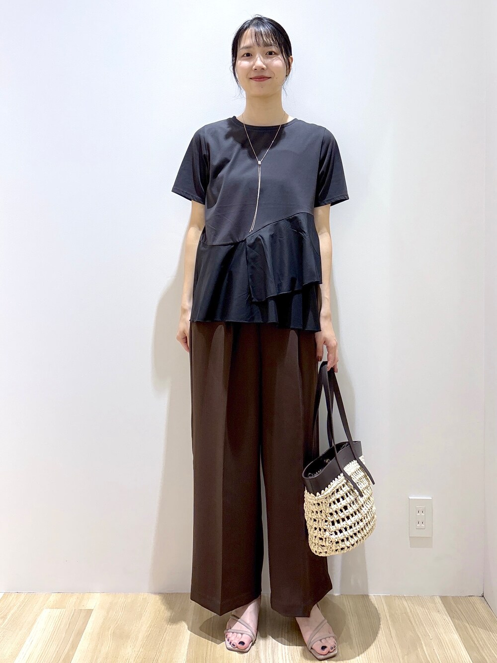 ブラック系のTシャツ/カットソー、ブラウン系のその他パンツ、ブラウン系のトートバッグを着用したレディースの夏コーディネートの9枚目の写真