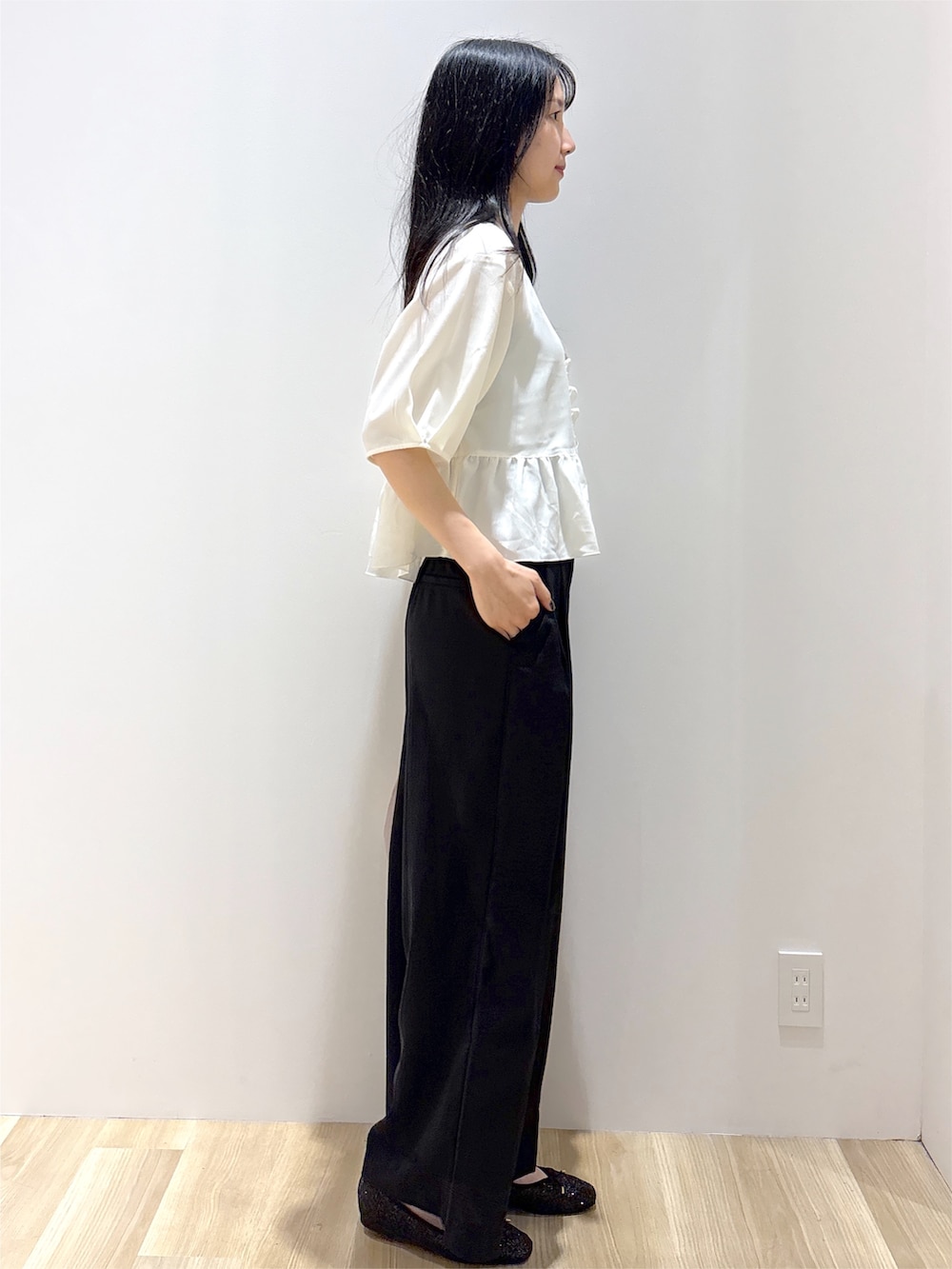 ホワイト系のシャツ/ブラウス、ブラック系のその他パンツ、レッド系のボストンバッグを着用したレディースの夏コーディネートの5枚目の写真