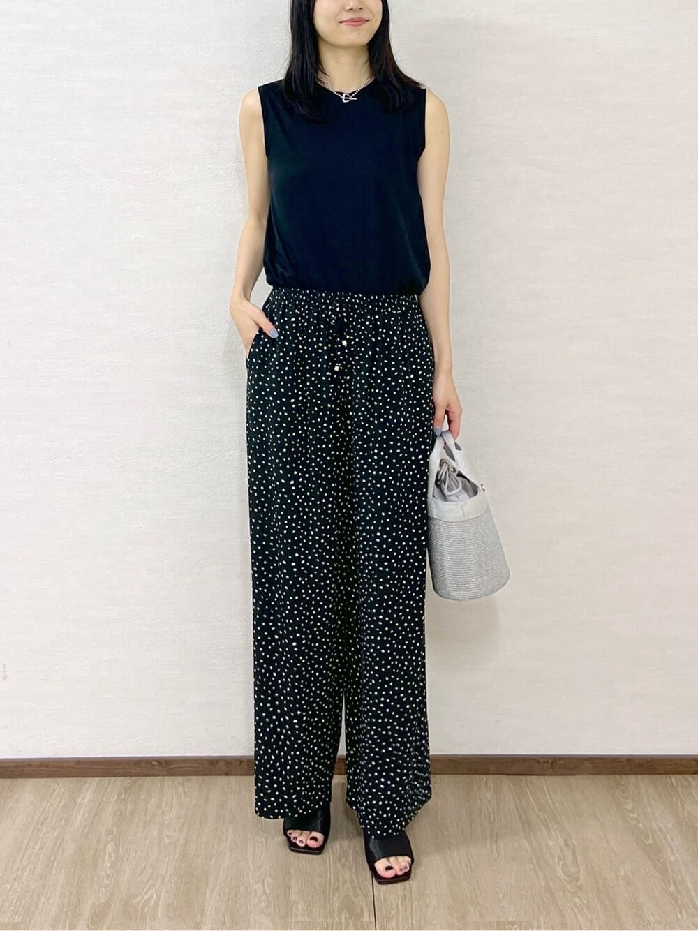 ブラック系のタンクトップ、ブラック系のその他パンツ、シルバー系のトートバッグを着用したレディースの夏コーディネートの8枚目の写真