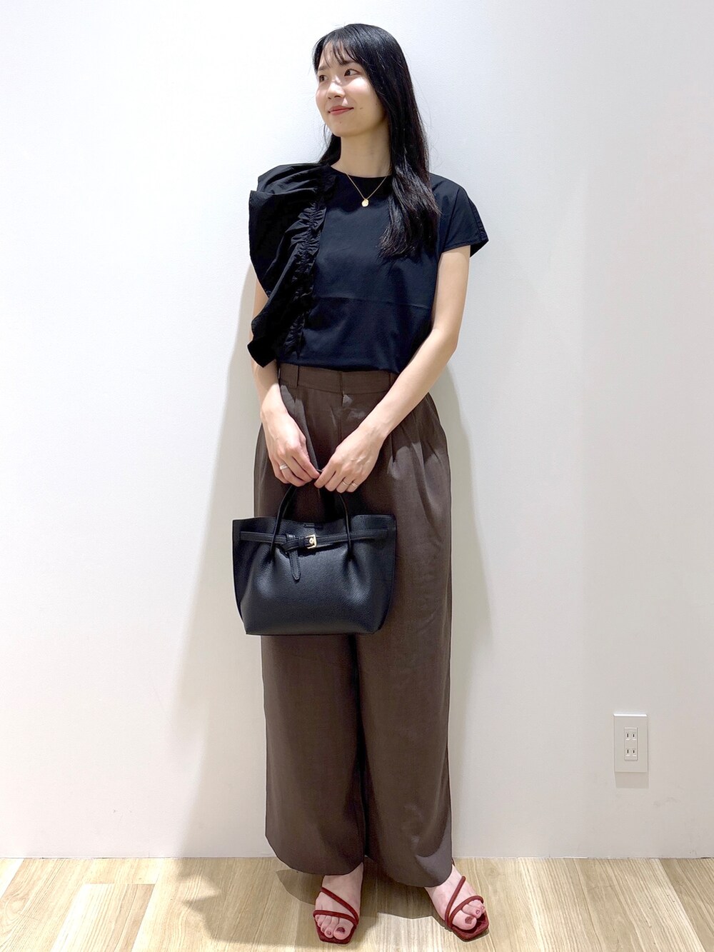 ブラック系のTシャツ/カットソー、ブラウン系のその他パンツ、ブラウン系のトートバッグを着用したレディースの夏コーディネートの8枚目の写真
