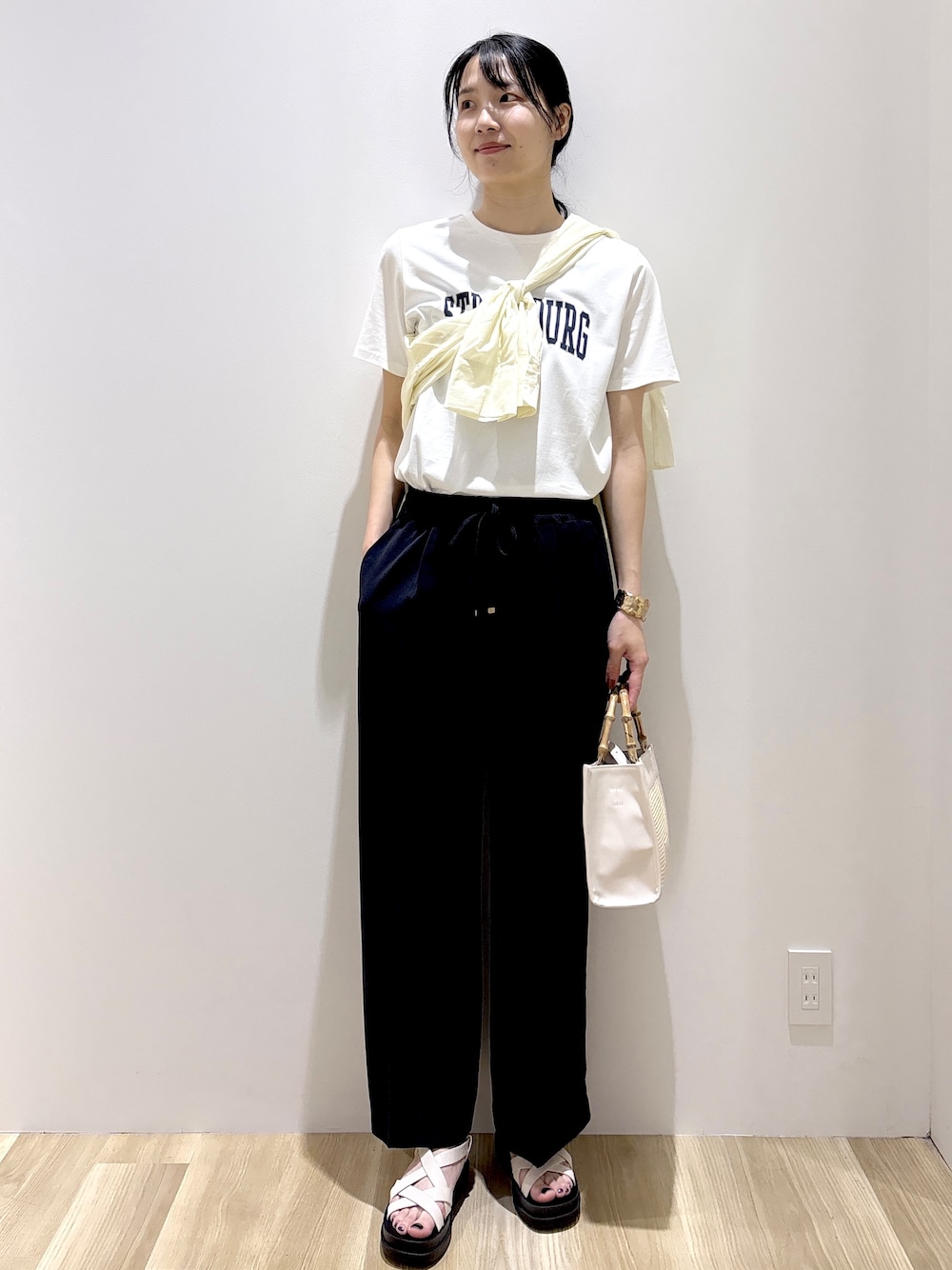 ホワイト系のシャツ/ブラウス、ホワイト系のTシャツ/カットソー、ブルー系のその他パンツを着用したレディースの夏コーディネートの6枚目の写真