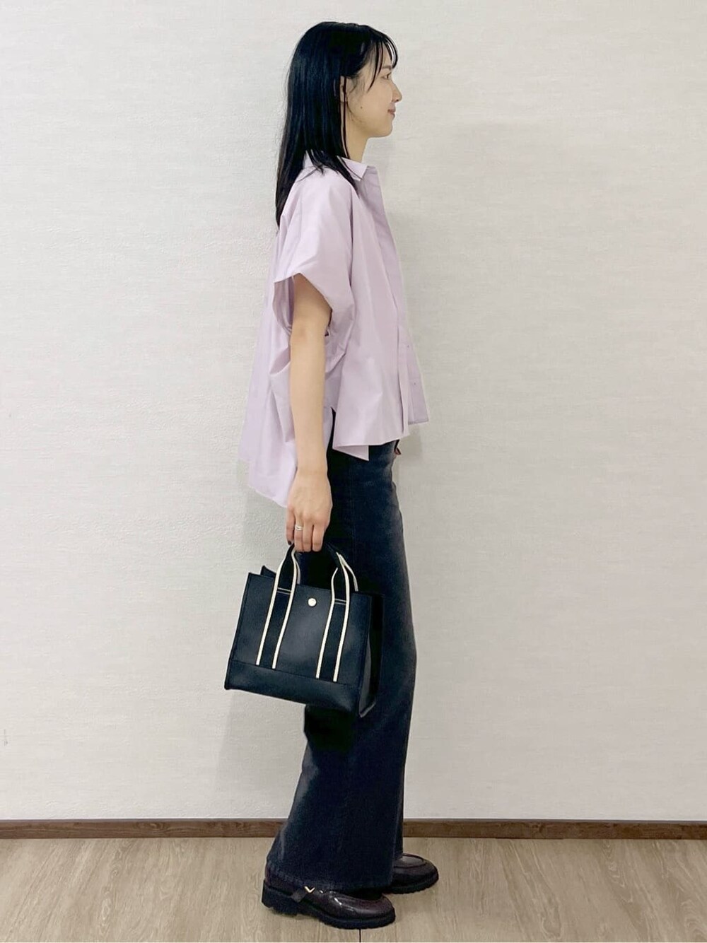 パープル系のシャツ/ブラウス、ホワイト系のTシャツ/カットソー、ブラック系のデニムパンツを着用したレディースの夏コーディネートの6枚目の写真