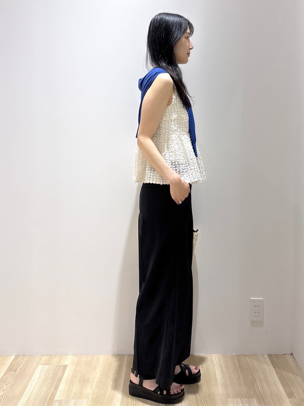 ブルー系のカーディガン/ボレロ、ホワイト系のシャツ/ブラウス、ブラック系のその他パンツを着用したレディースの夏コーディネートの5枚目の写真