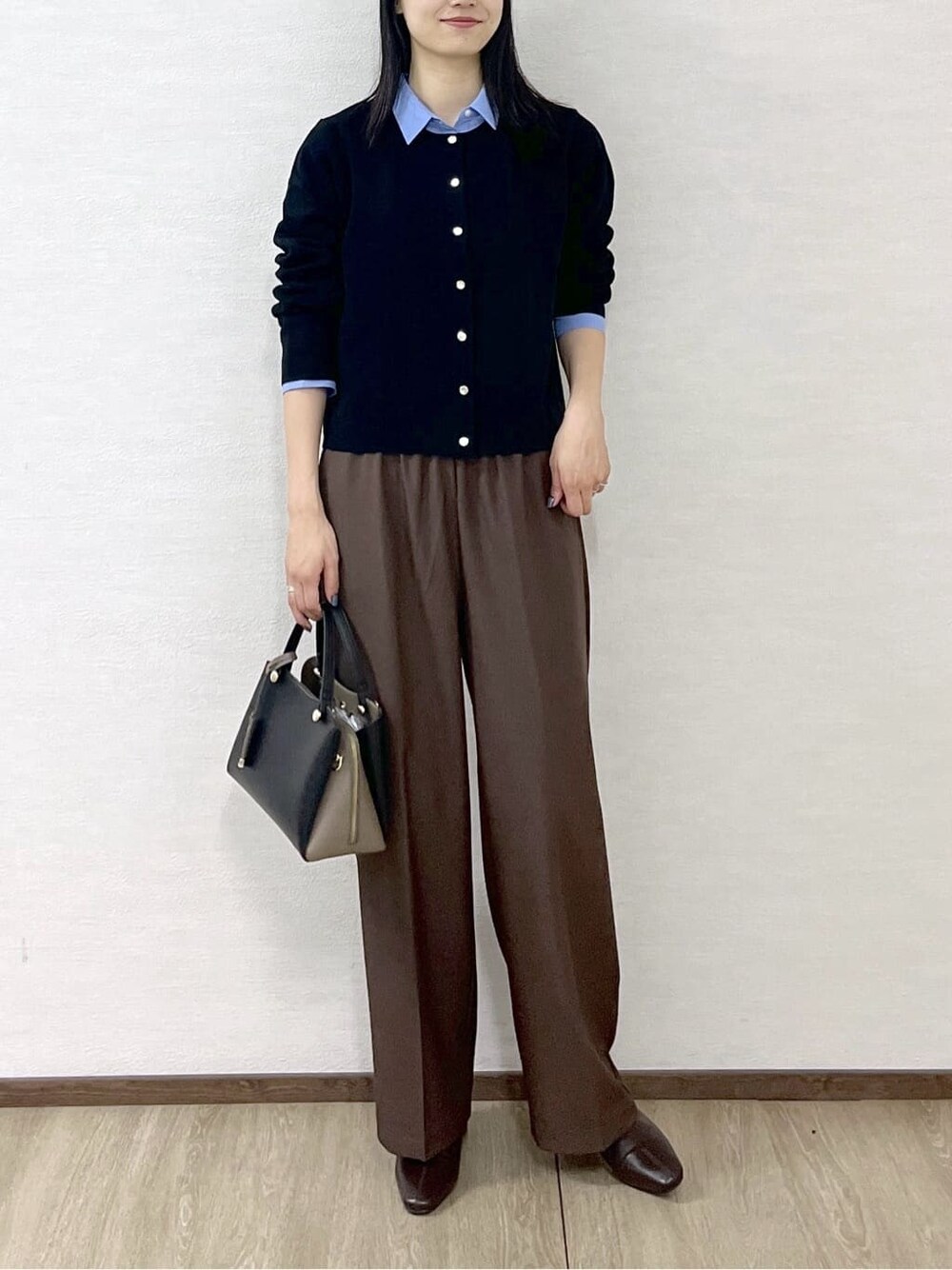 ブラック系のカーディガン/ボレロ、ブルー系のシャツ/ブラウス、ブラウン系のその他パンツを着用したレディースの秋コーディネートの7枚目の写真