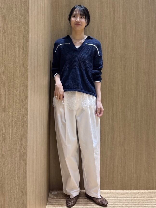 ブルー系のニット/セーター、ホワイト系のタンクトップ、ホワイト系のその他パンツを着用したレディースの春コーディネートの9枚目の写真
