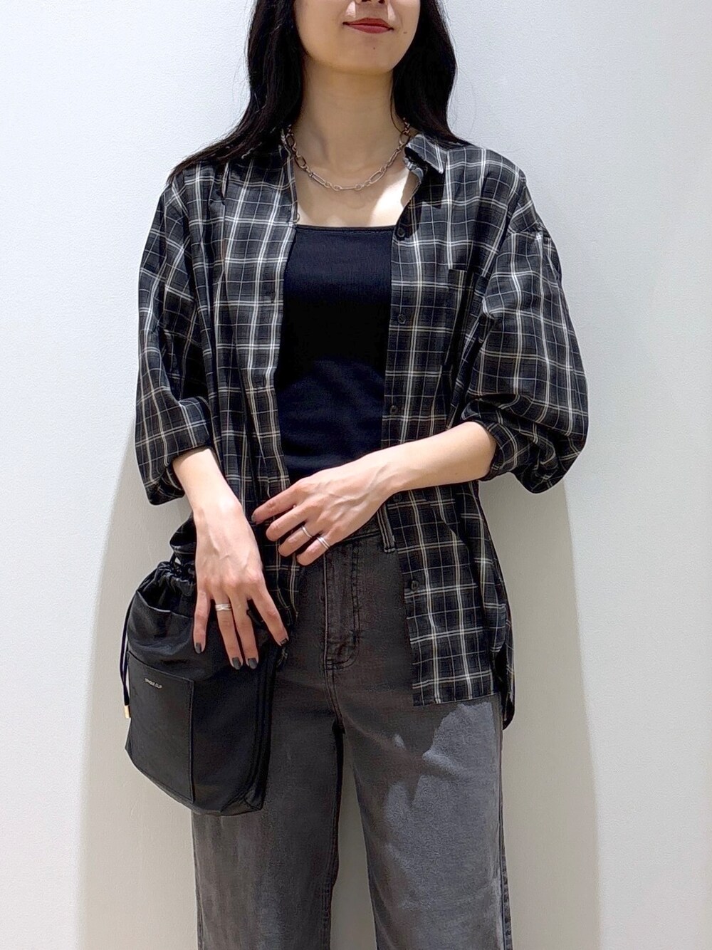 グレー系のシャツ/ブラウス、ブラック系のタンクトップ、ブラック系のショルダーバッグを着用したレディースの夏コーディネートの6枚目の写真