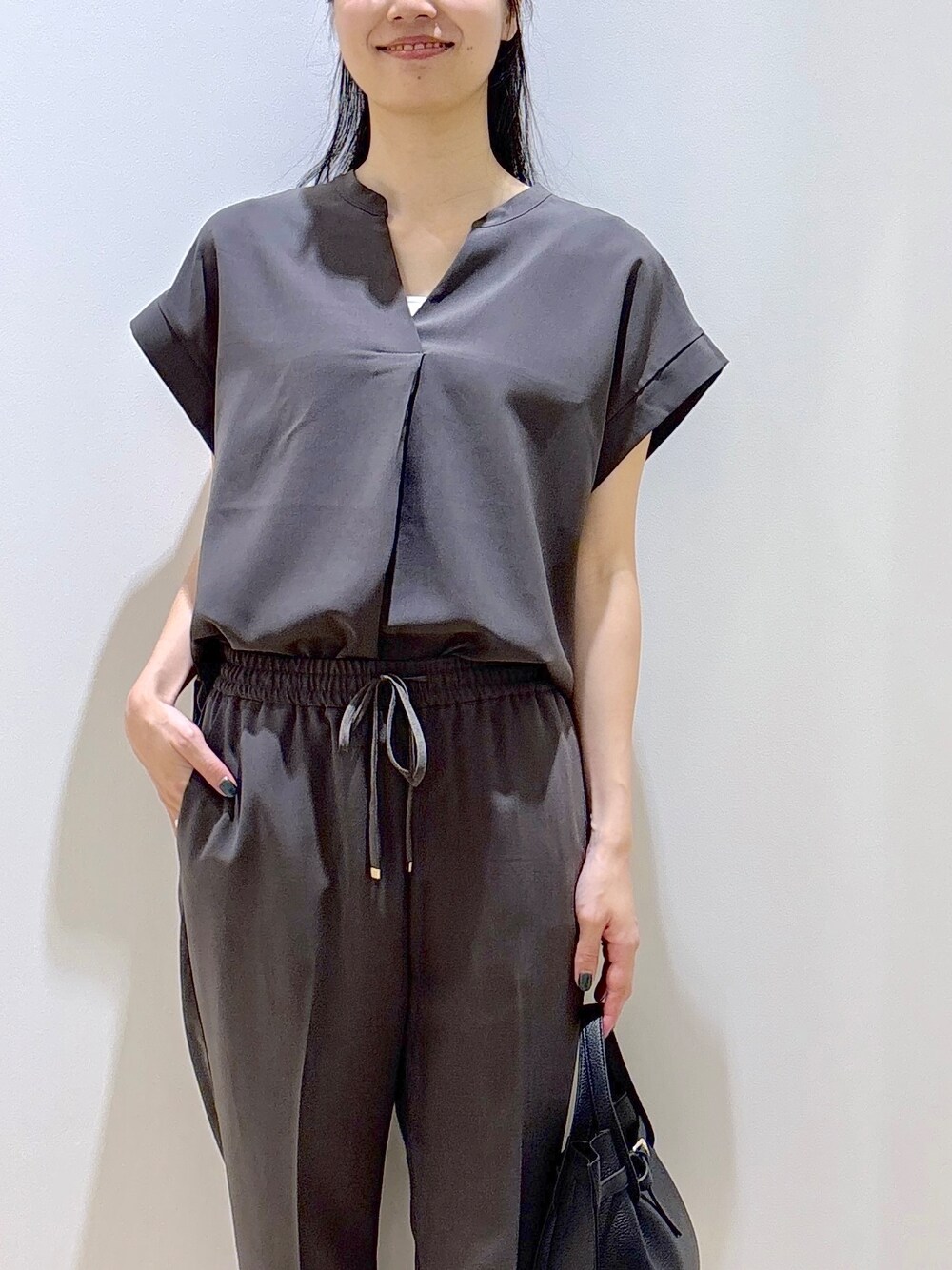 グレー系のその他パンツ、ブラック系のトートバッグ、レッド系のサンダルを着用したレディースの夏コーディネートの6枚目の写真