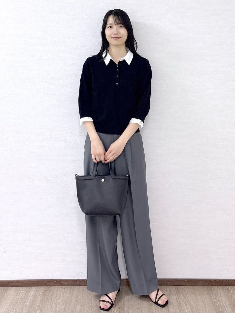 ブラック系のトートバッグ、グレー系のその他パンツ、ブラック系のサンダルを着用したレディースの春コーディネートの2枚目の写真