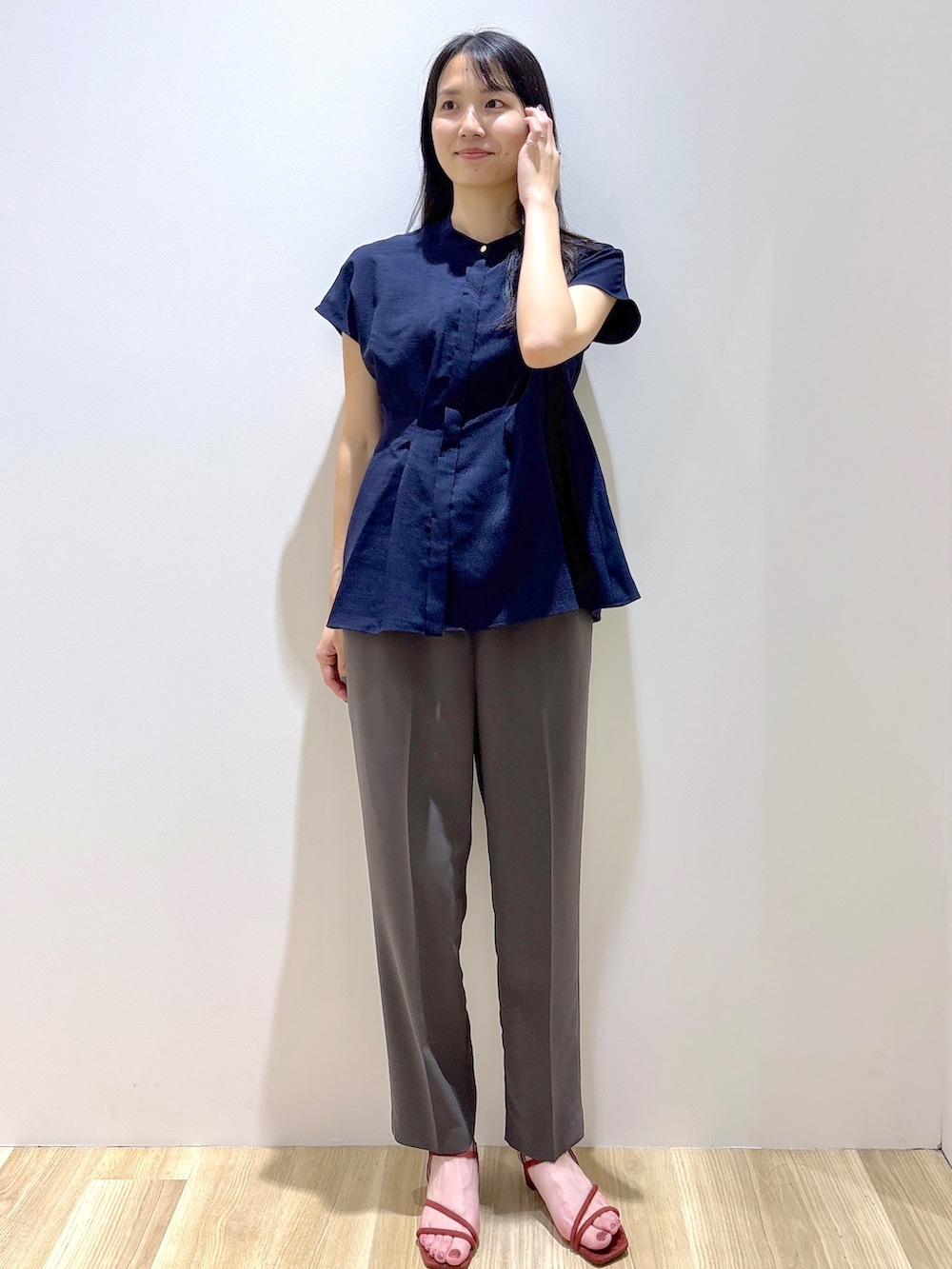 ブルー系のシャツ/ブラウス、ホワイト系のタンクトップ、グレー系のその他パンツを着用したレディースの夏コーディネートの9枚目の写真