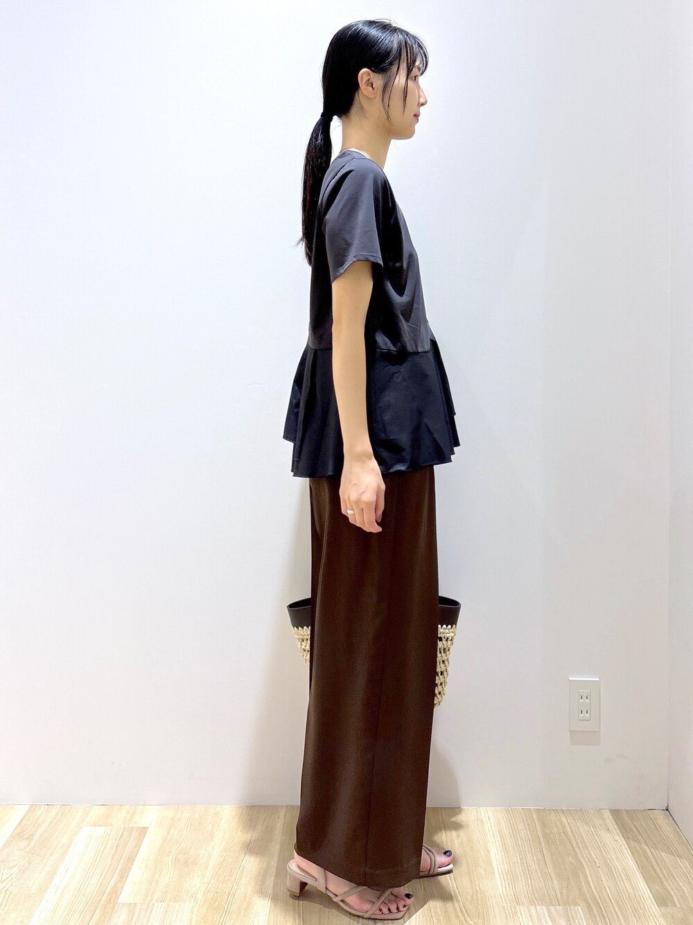 ブラック系のTシャツ/カットソー、ブラウン系のその他パンツ、ブラウン系のトートバッグを着用したレディースの夏コーディネートの5枚目の写真