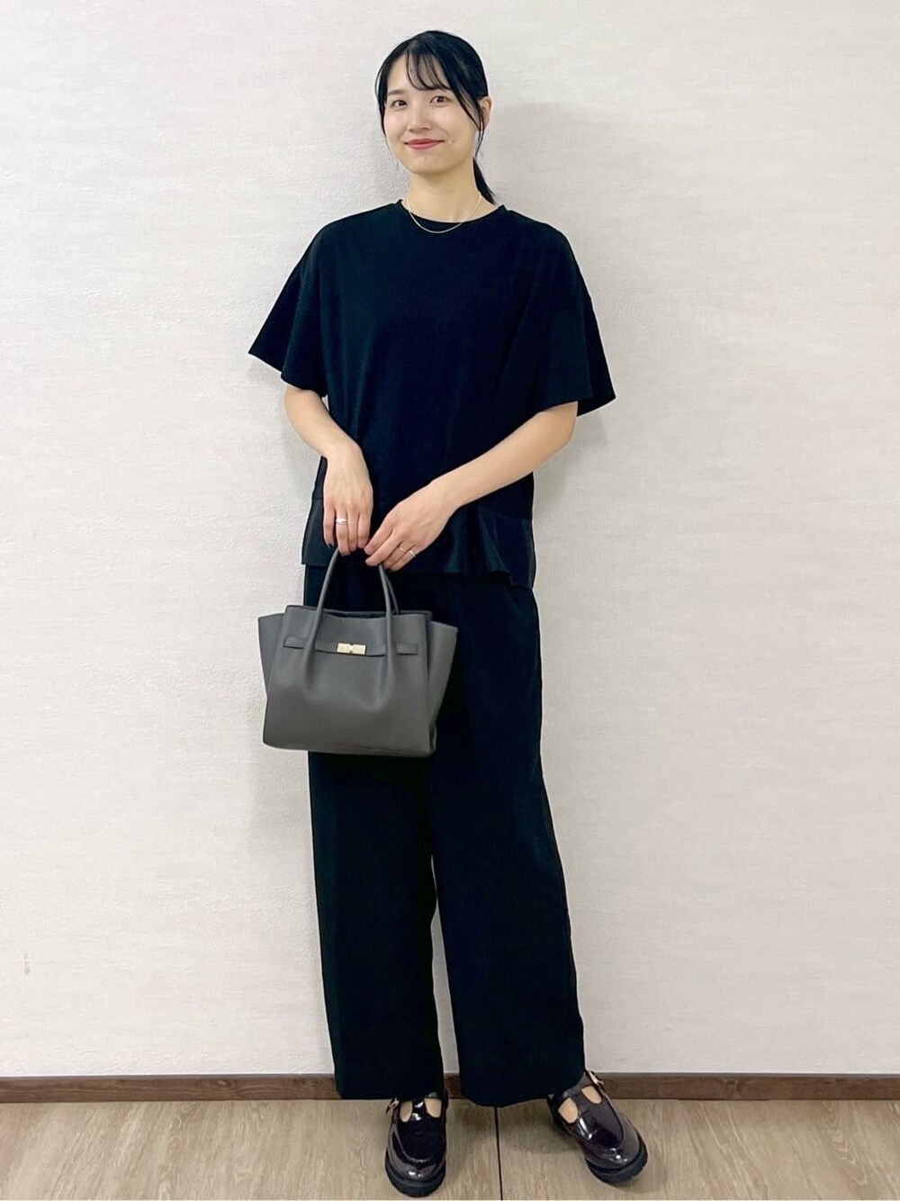ブラック系のTシャツ/カットソー、グレー系のショルダーバッグ、ゴールド系のネックレスを着用したレディースの夏コーディネートの10枚目の写真