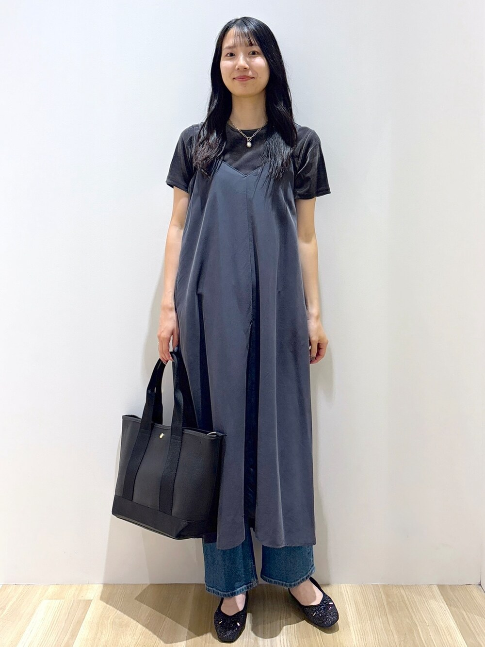 グレー系のワンピース、グレー系のTシャツ/カットソー、ブルー系のデニムパンツを着用したレディースの夏コーディネートの10枚目の写真