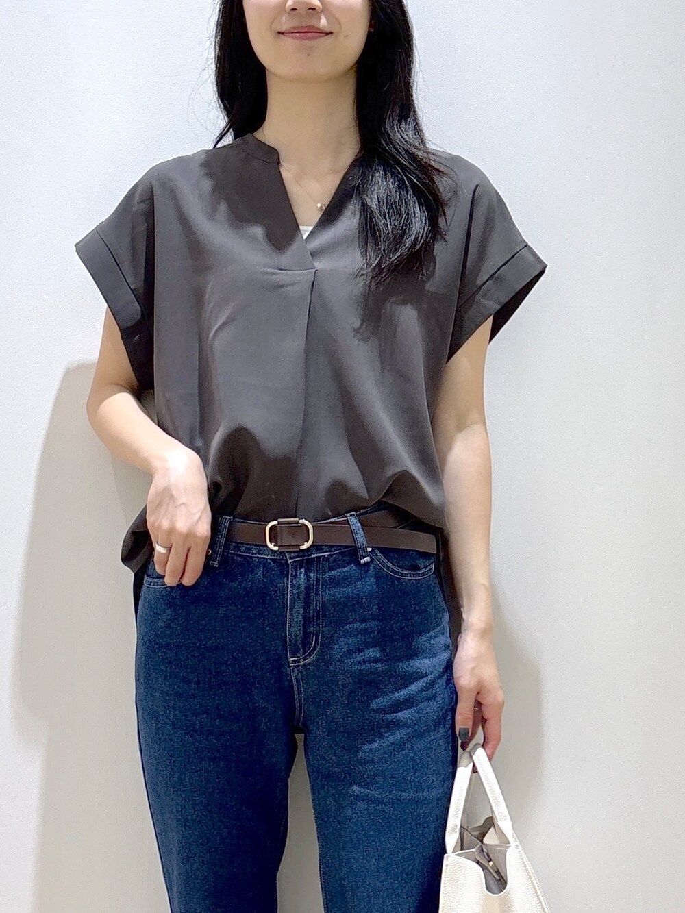 ブルー系のデニムパンツ、ホワイト系のショルダーバッグ、レッド系のサンダルを着用したレディースの夏コーディネートの6枚目の写真