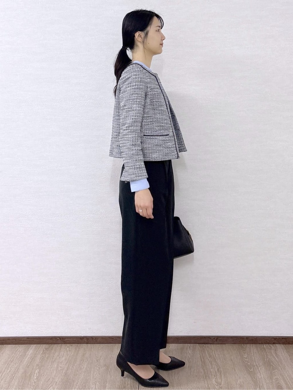 ブラック系のノーカラージャケット、ブルー系のシャツ/ブラウス、ブラック系のその他パンツを着用したレディースの冬コーディネートの6枚目の写真