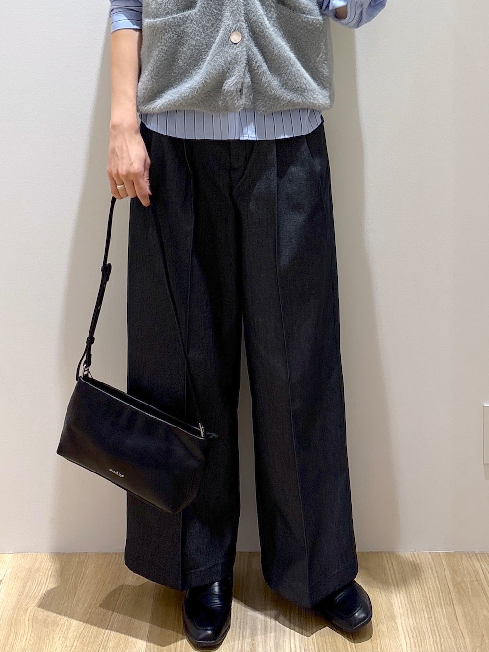 グレー系のニット/セーター、ブラック系のその他パンツ、ブラック系のショルダーバッグを着用したレディースの秋コーディネートの7枚目の写真