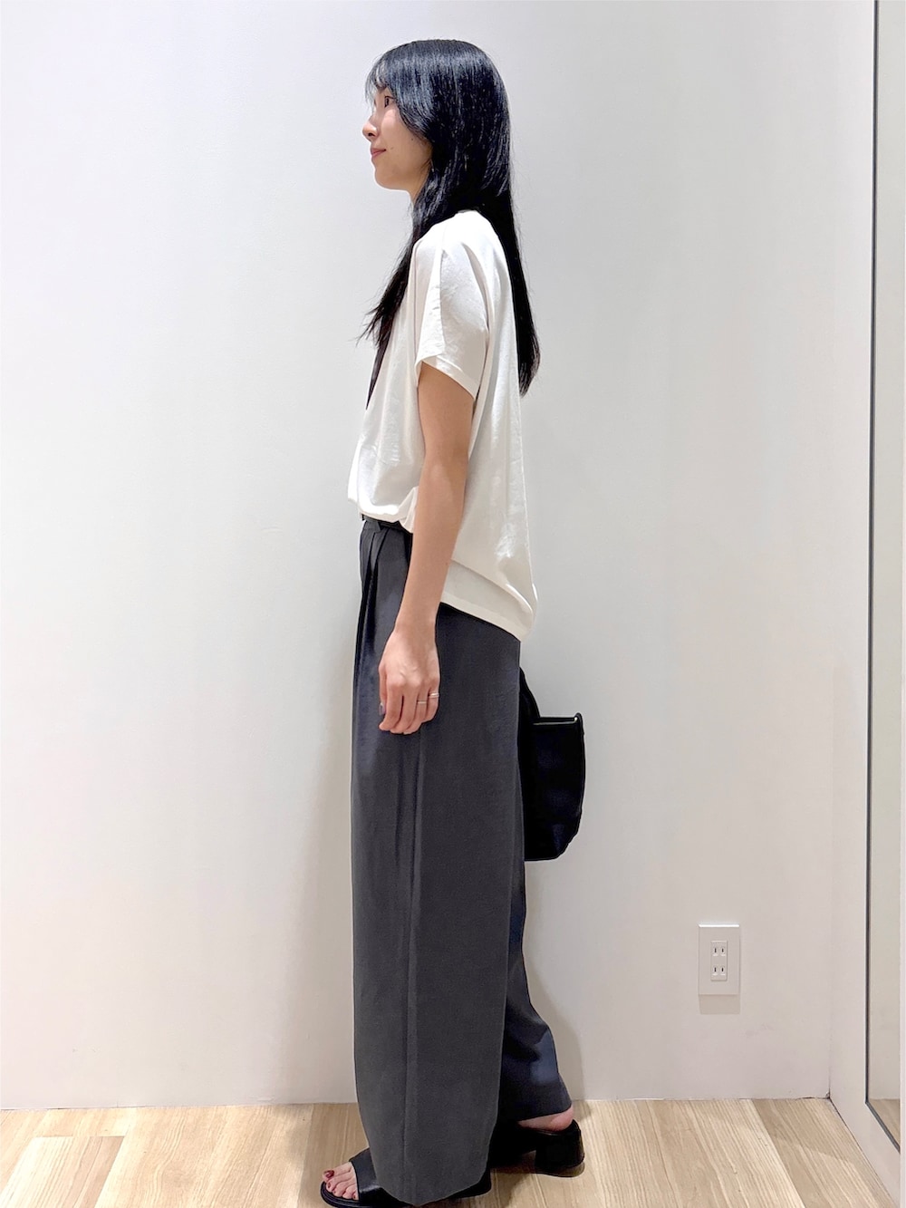 ホワイト系のTシャツ/カットソー、グレー系のその他パンツ、ブラック系のトートバッグを着用したレディースの夏コーディネートの3枚目の写真