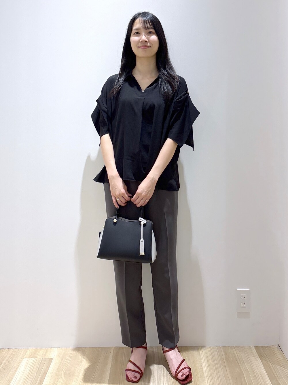 ブラック系のシャツ/ブラウス、グレー系のその他パンツ、ブラック系のショルダーバッグを着用したレディースの夏コーディネートの10枚目の写真