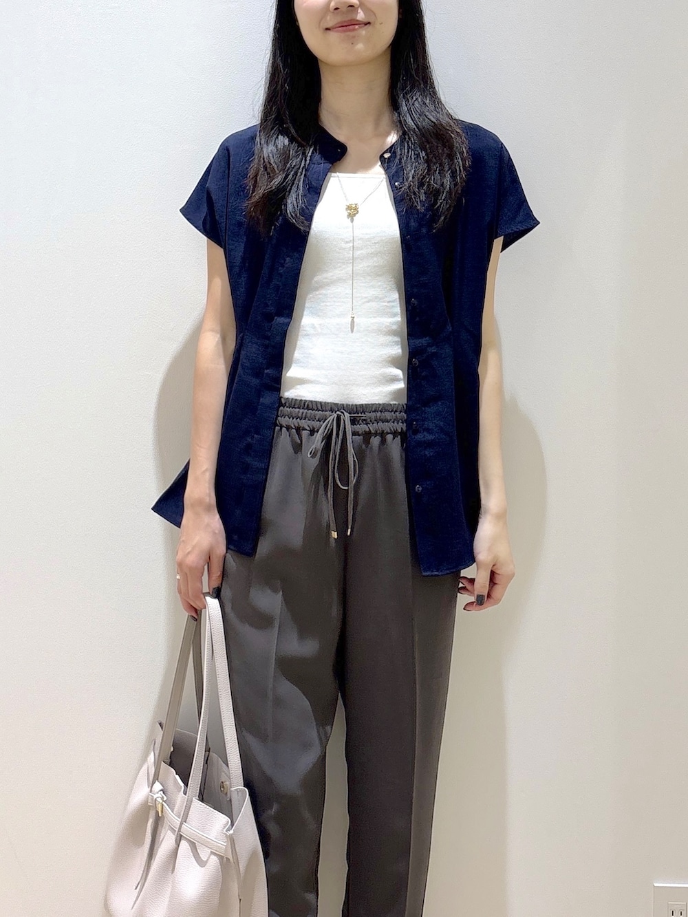 ブルー系のシャツ/ブラウス、ホワイト系のタンクトップ、グレー系のその他パンツを着用したレディースの夏コーディネートの6枚目の写真