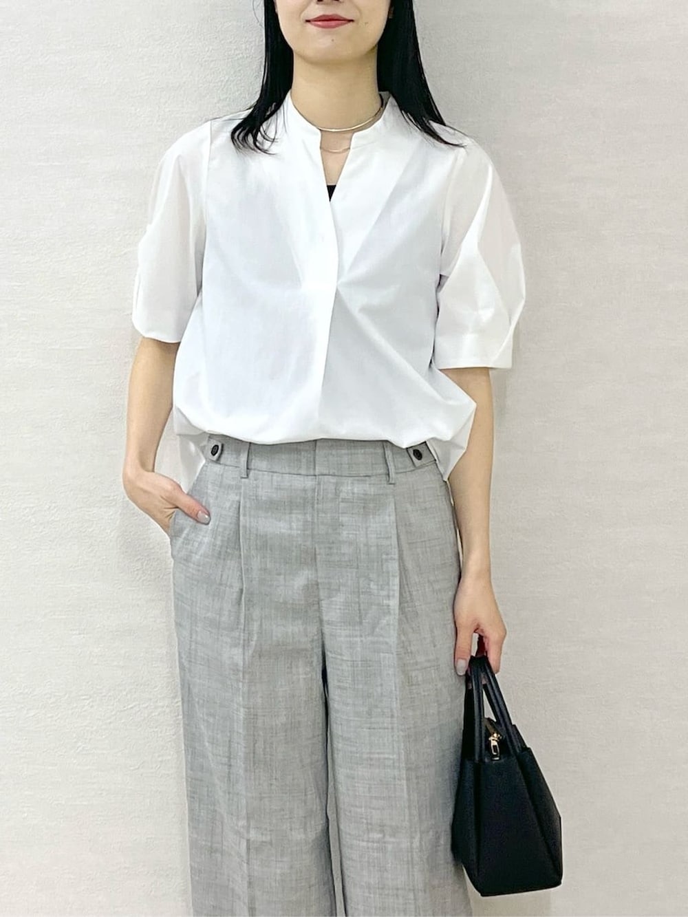 ホワイト系のシャツ/ブラウス、グレー系のその他パンツ、ブラック系のショルダーバッグを着用したレディースの夏コーディネートの7枚目の写真