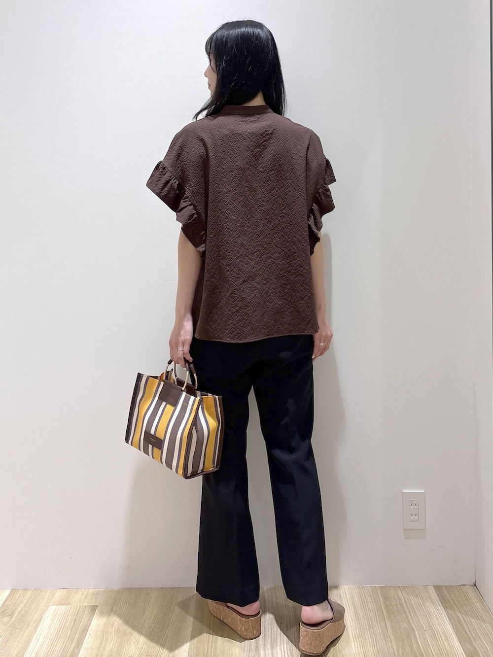 ベージュ系のサンダル、ブラウン系のトートバッグ、ブラック系のその他パンツを着用したレディースの春コーディネートの4枚目の写真