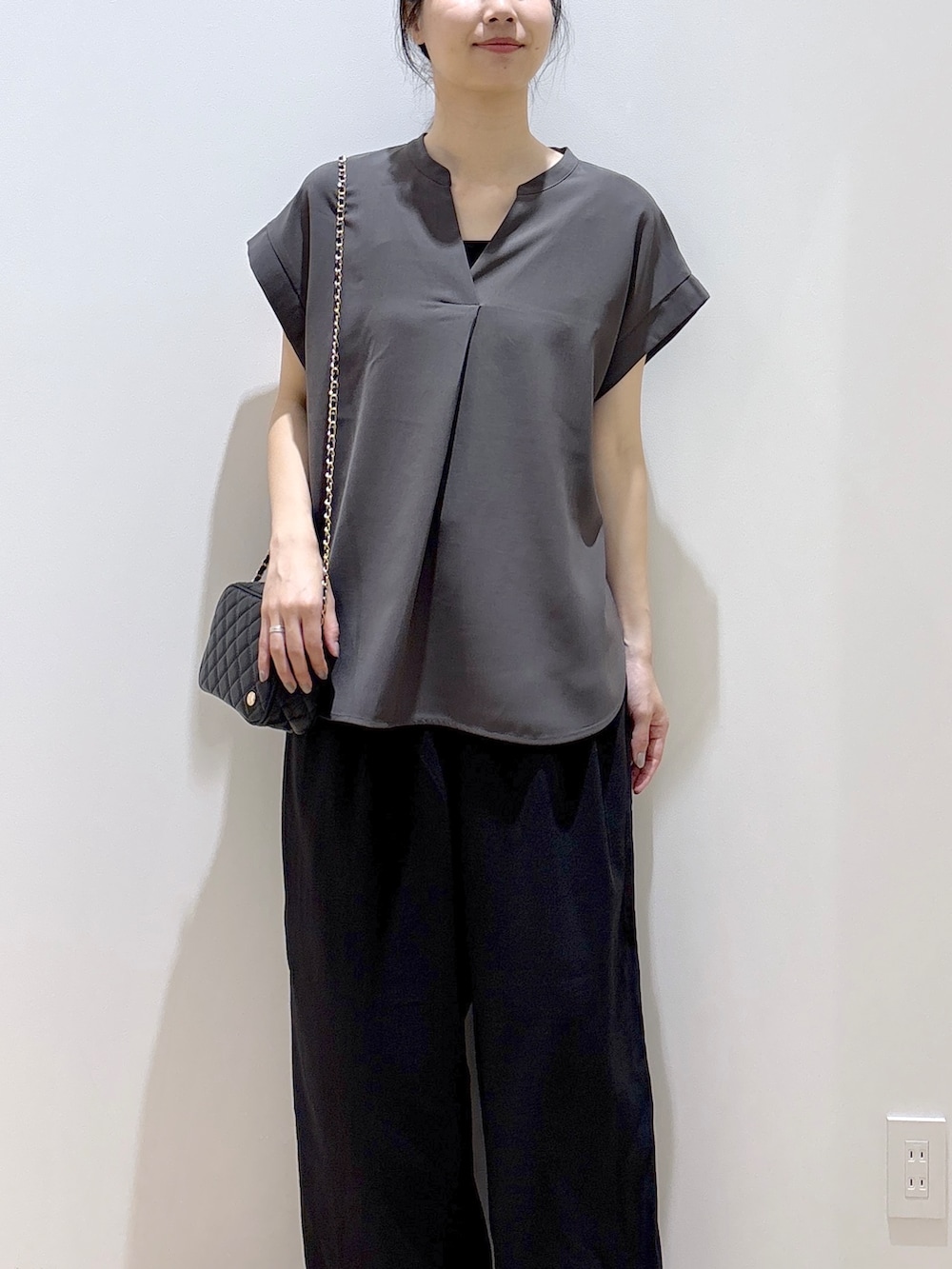ブラック系のその他パンツ、ブラック系のショルダーバッグ、ブラック系のサンダルを着用したレディースの夏コーディネートの6枚目の写真