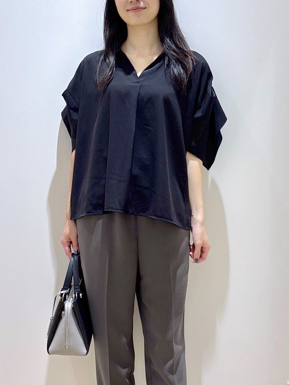 ブラック系のシャツ/ブラウス、グレー系のその他パンツ、ブラック系のショルダーバッグを着用したレディースの夏コーディネートの6枚目の写真