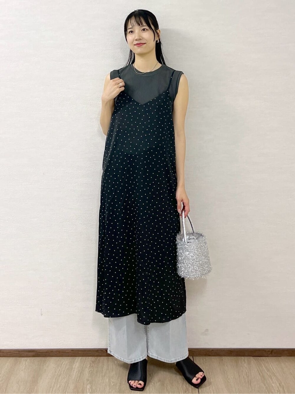 グレー系のTシャツ/カットソー、ブルー系のデニムパンツ、シルバー系のショルダーバッグを着用したレディースの夏コーディネートの9枚目の写真
