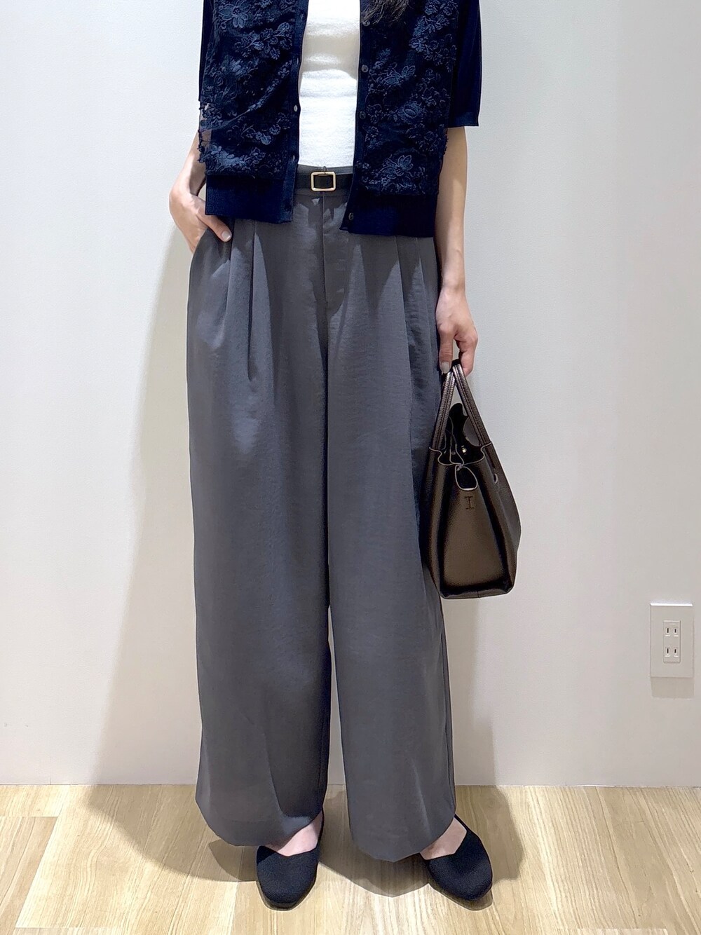 ブルー系のカーディガン/ボレロ、ホワイト系のタンクトップ、グレー系のその他パンツを着用したレディースの夏コーディネートの7枚目の写真