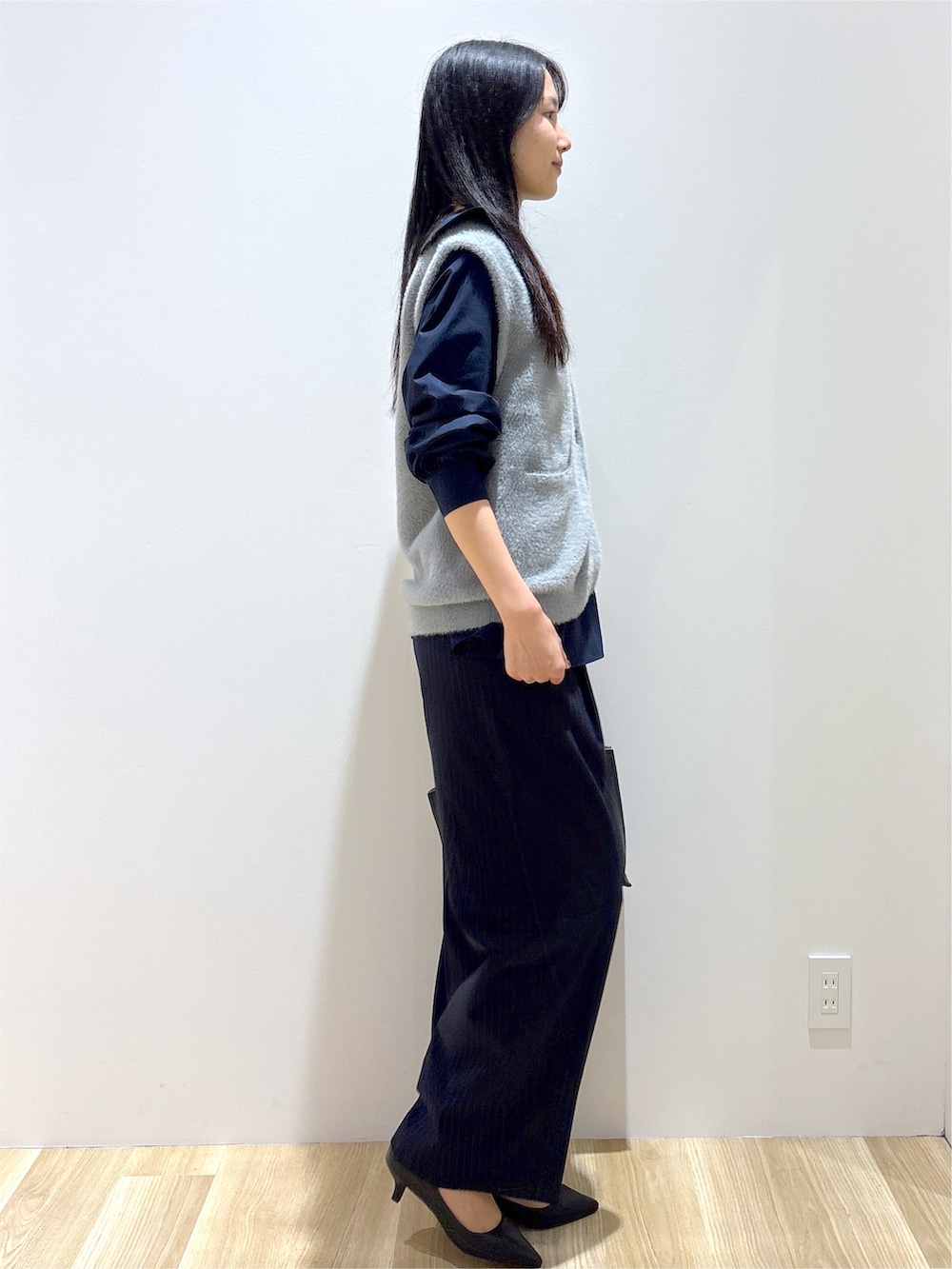 グレー系のニット/セーター、ブルー系のシャツ/ブラウス、ブルー系のその他パンツを着用したレディースの秋コーディネートの5枚目の写真