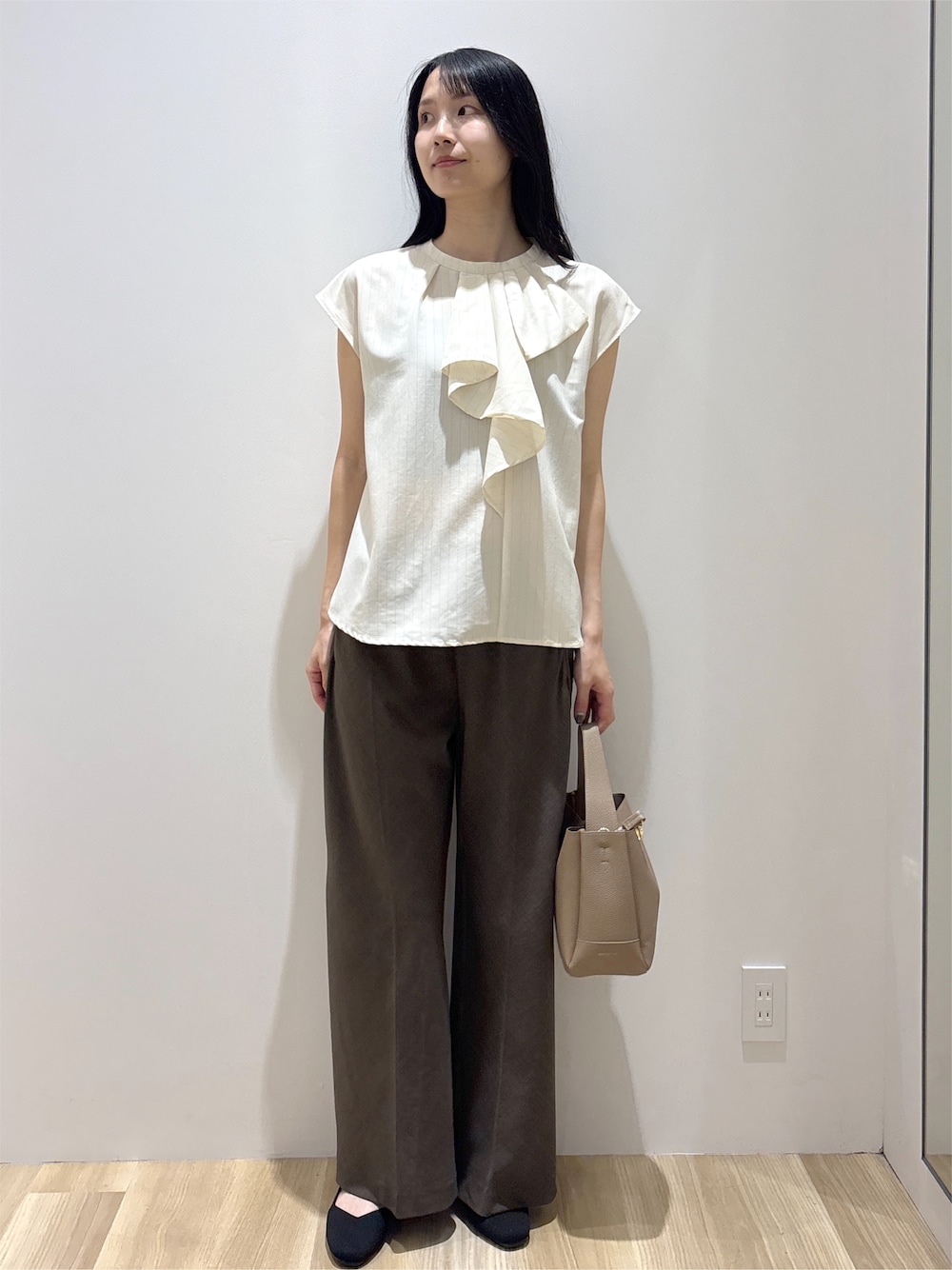ベージュ系のシャツ/ブラウス、ブラウン系のその他パンツ、ブラウン系のトートバッグを着用したレディースの夏コーディネートの8枚目の写真
