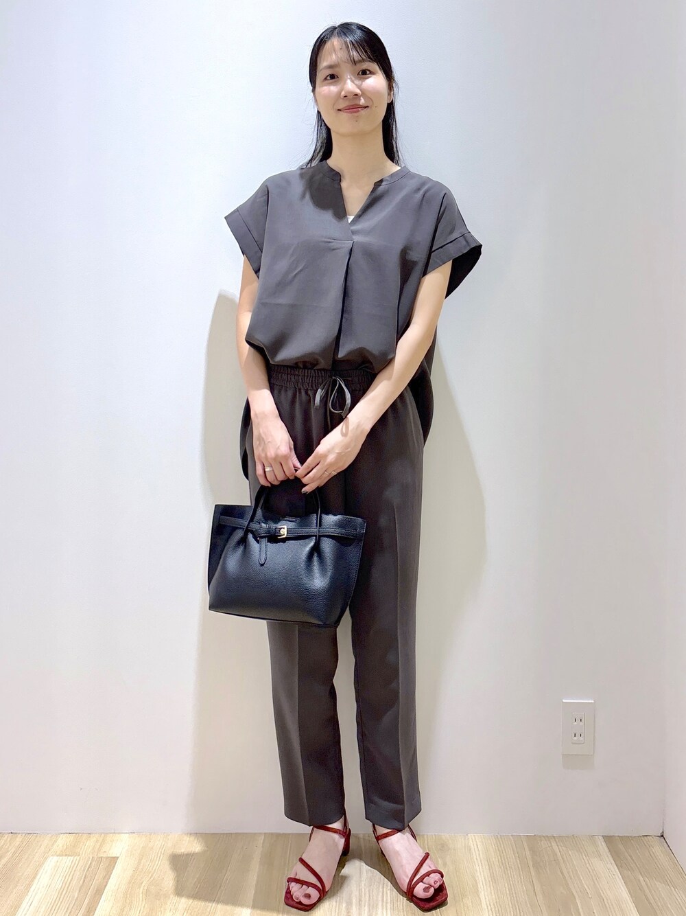 グレー系のその他パンツ、ブラック系のトートバッグ、レッド系のサンダルを着用したレディースの夏コーディネートの9枚目の写真