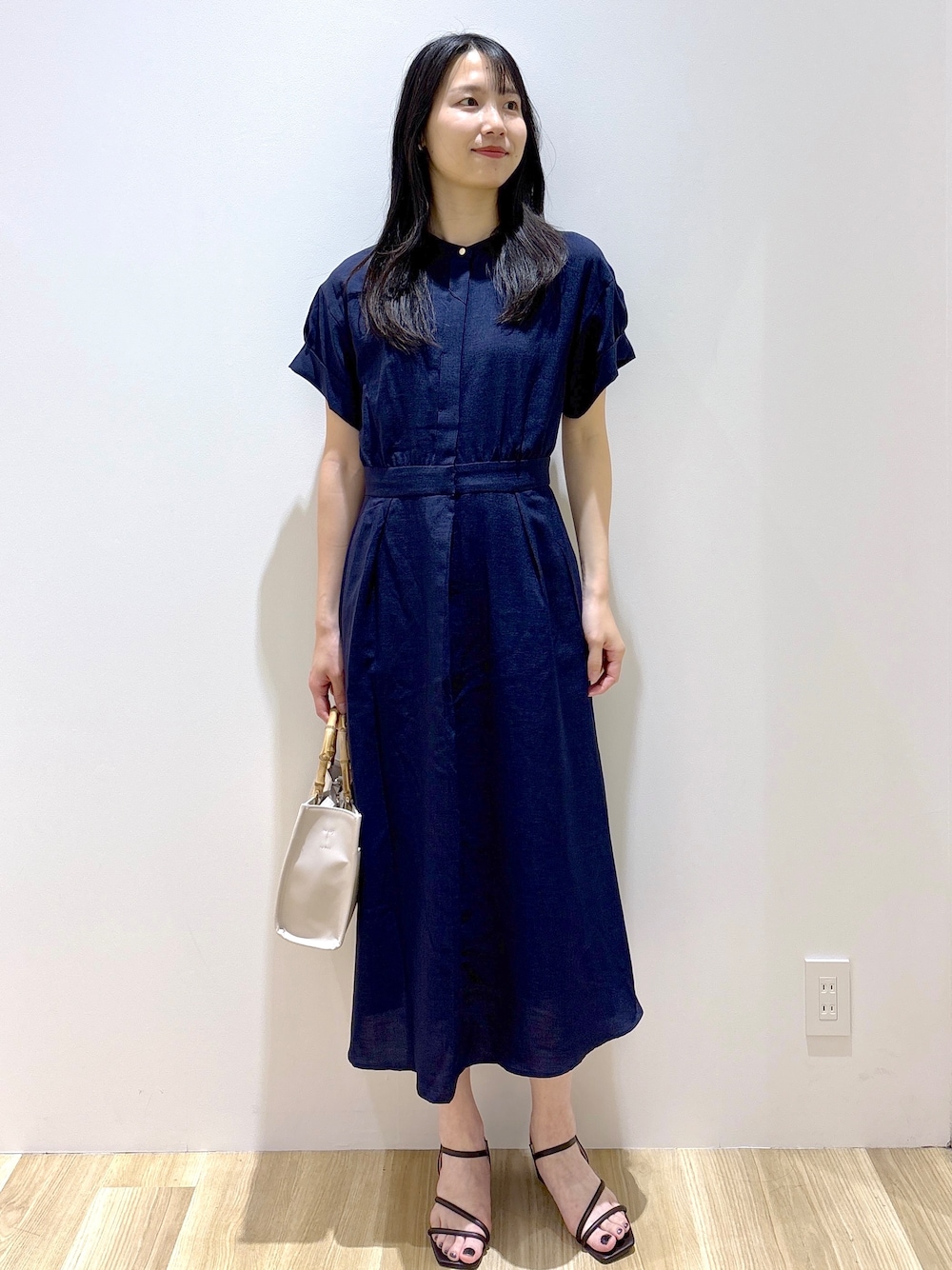 ブルー系のワンピース、ホワイト系のトートバッグ、ブラウン系のサンダルを着用したレディースの夏コーディネートの10枚目の写真