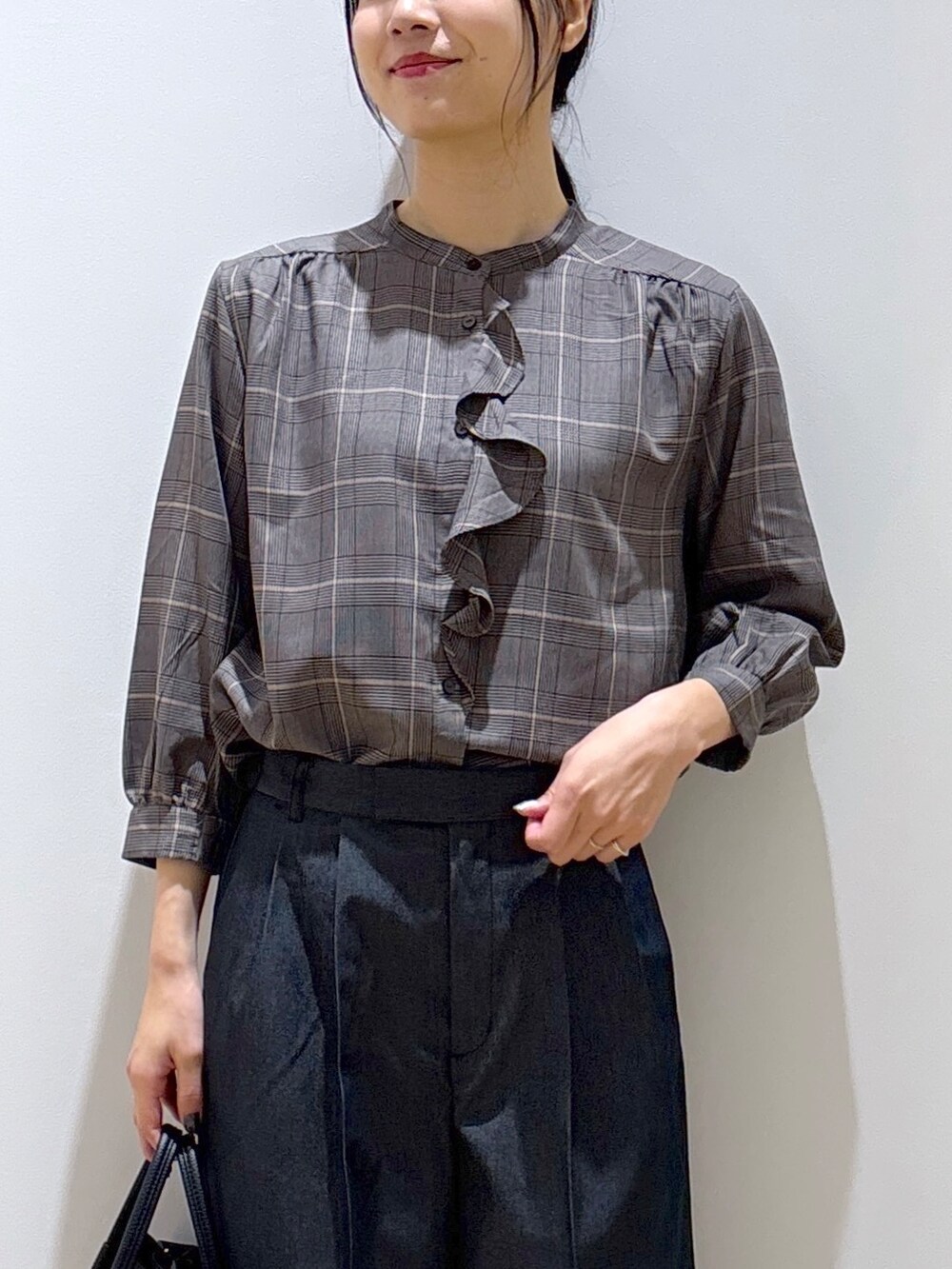 グレー系のシャツ/ブラウス、ブラック系のその他パンツ、ブラック系のトートバッグを着用したレディースの秋コーディネートの6枚目の写真