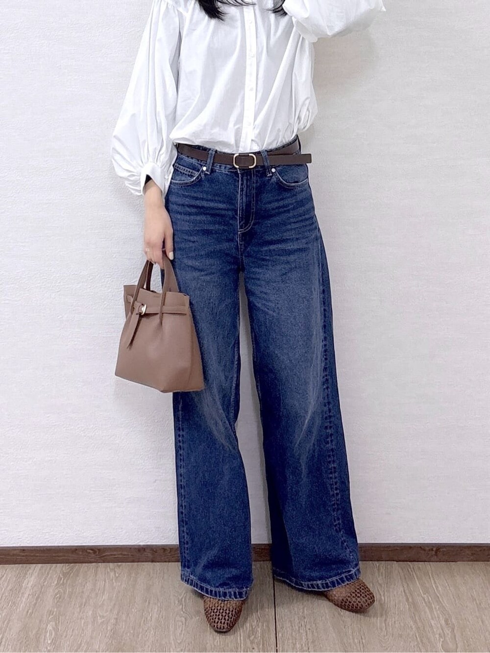 ホワイト系のシャツ/ブラウス、ブルー系のデニムパンツ、ブラウン系のトートバッグを着用したレディースの春コーディネートの7枚目の写真