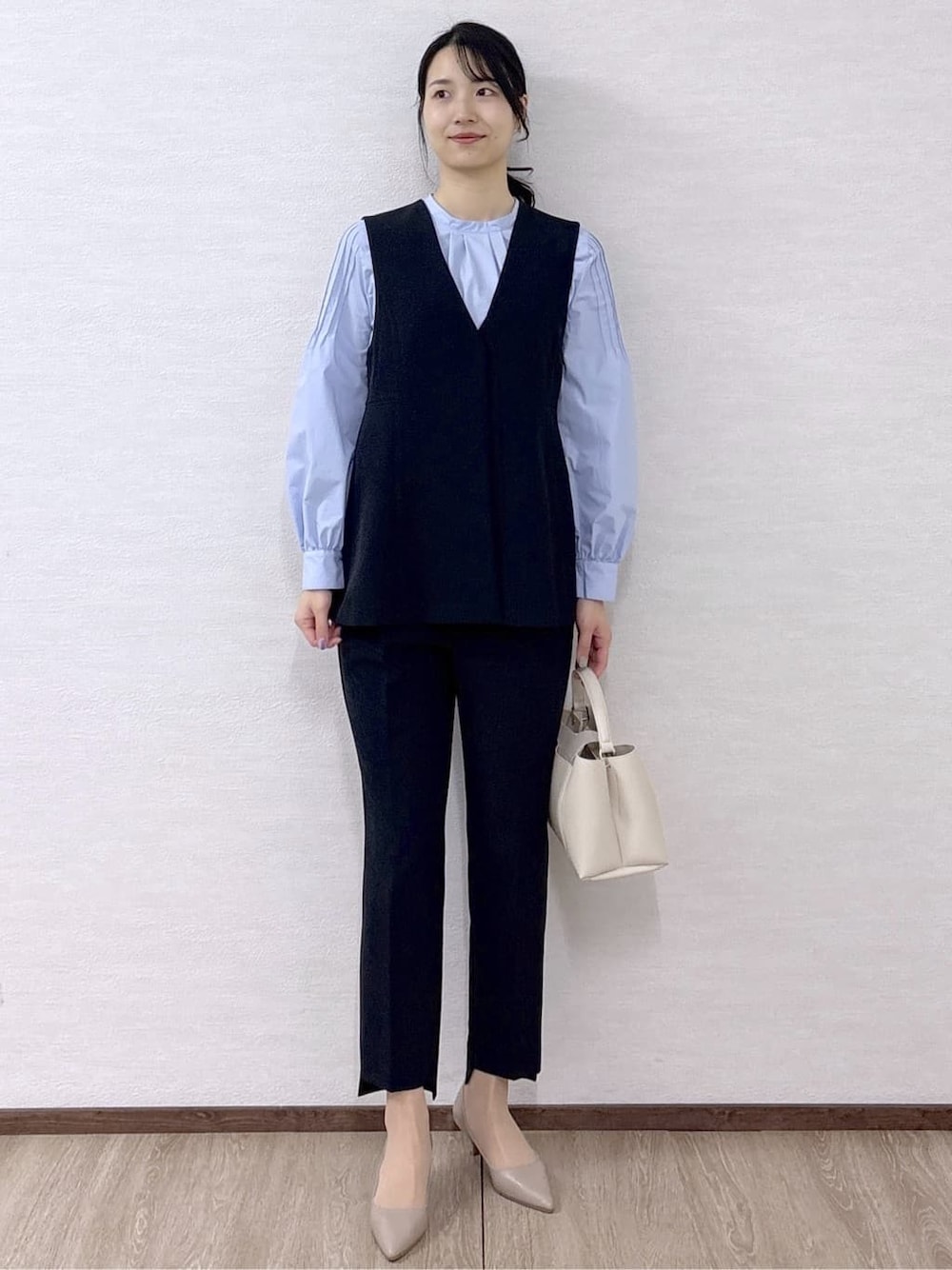 ブルー系のシャツ/ブラウス、ブラック系のその他パンツ、ホワイト系のハンドバッグを着用したレディースの冬コーディネートの10枚目の写真