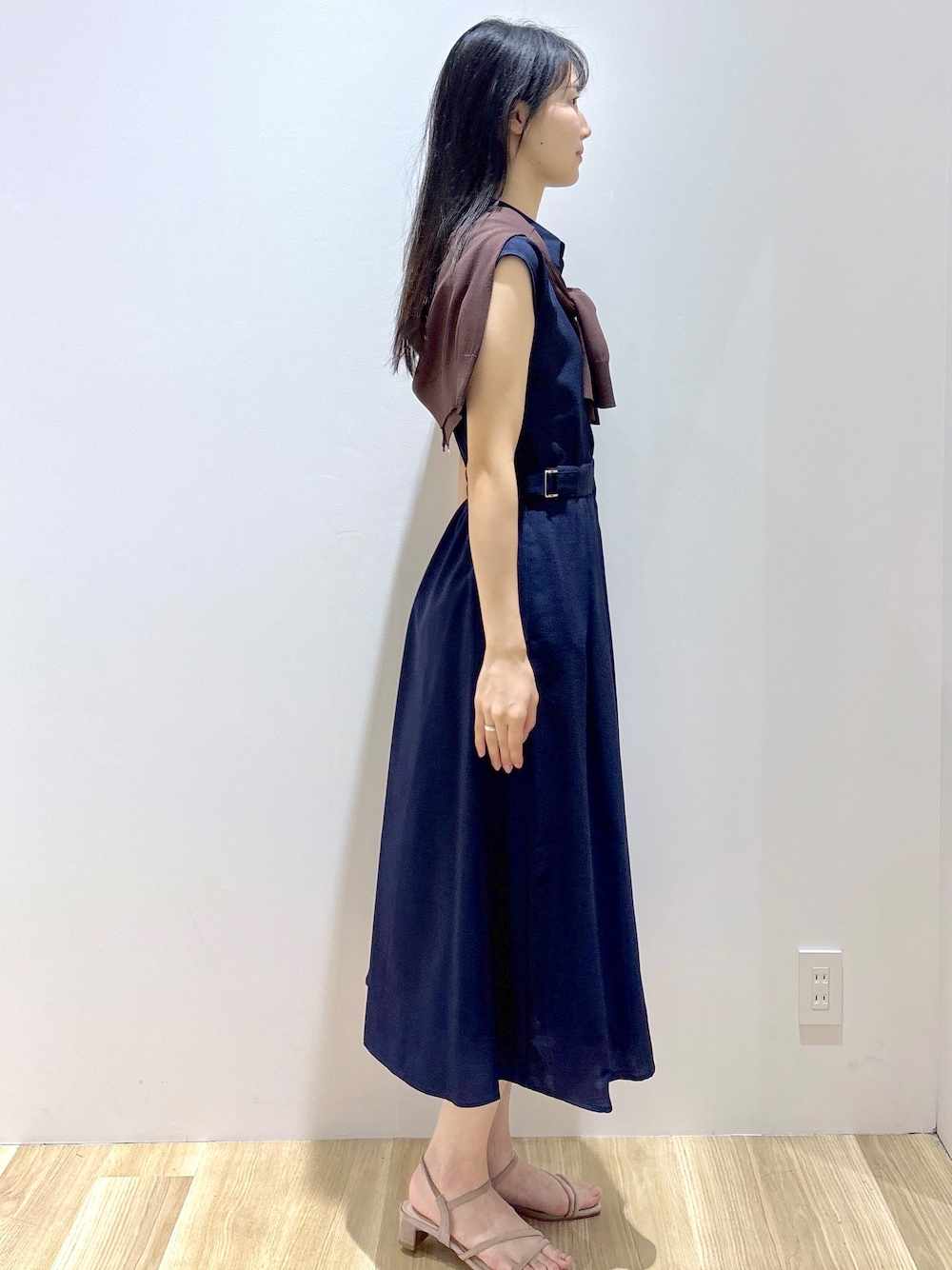 ブラウン系のカーディガン/ボレロ、ブルー系のワンピース、ブラウン系のトートバッグを着用したレディースの夏コーディネートの5枚目の写真
