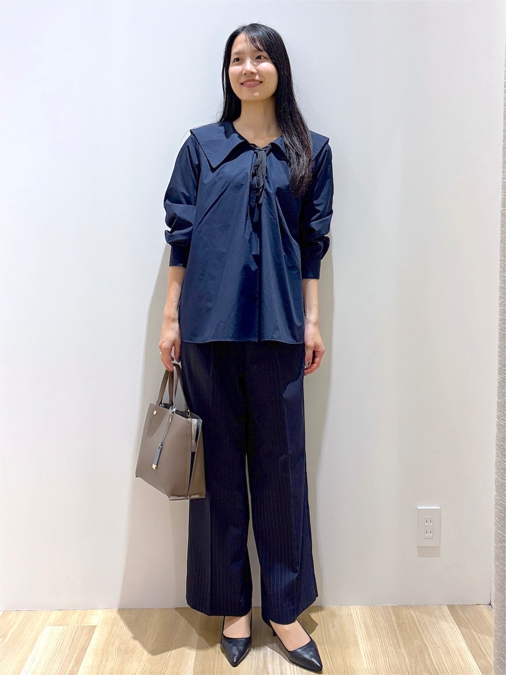 ブルー系のシャツ/ブラウス、ブルー系のその他パンツ、ブラウン系のトートバッグを着用したレディースの秋コーディネートの9枚目の写真