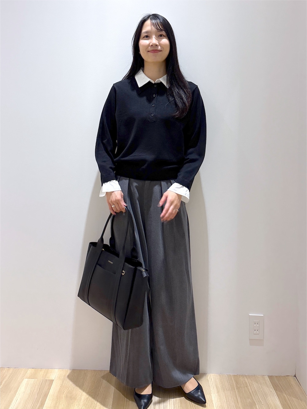 ブラック系のニット/セーター、グレー系のその他パンツ、ブラック系のトートバッグを着用したレディースの秋コーディネートの8枚目の写真
