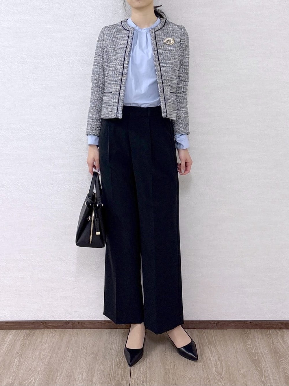 ブラック系のノーカラージャケット、ブルー系のシャツ/ブラウス、ブラック系のその他パンツを着用したレディースの冬コーディネートの8枚目の写真