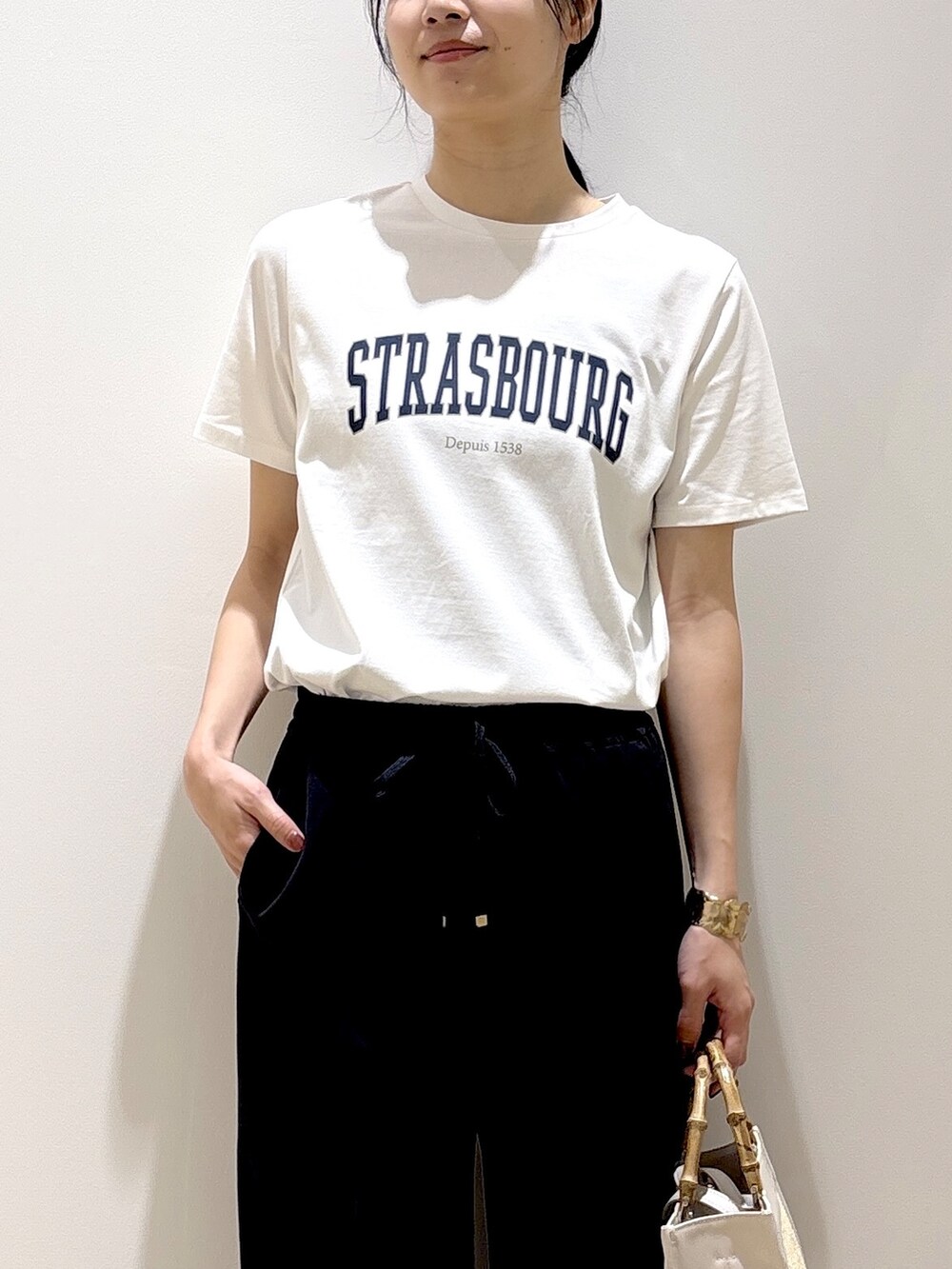 ホワイト系のシャツ/ブラウス、ホワイト系のTシャツ/カットソー、ブルー系のその他パンツを着用したレディースの夏コーディネートの9枚目の写真