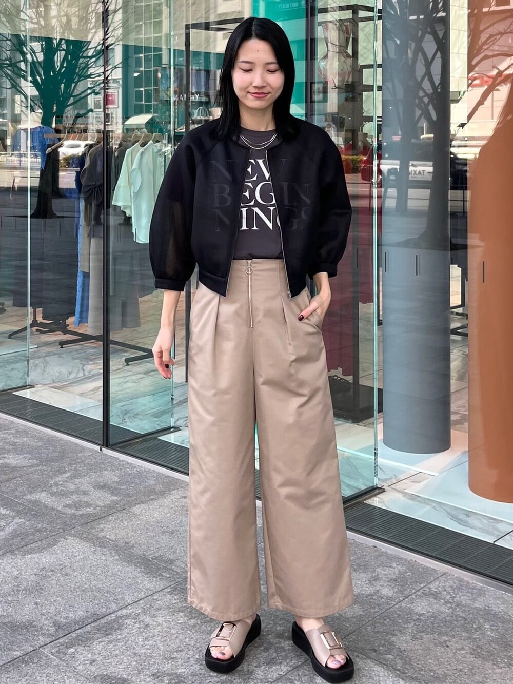 ブラック系のブルゾン、グレー系のTシャツ/カットソー、ベージュ系のその他パンツを着用したレディースの春コーディネートの9枚目の写真