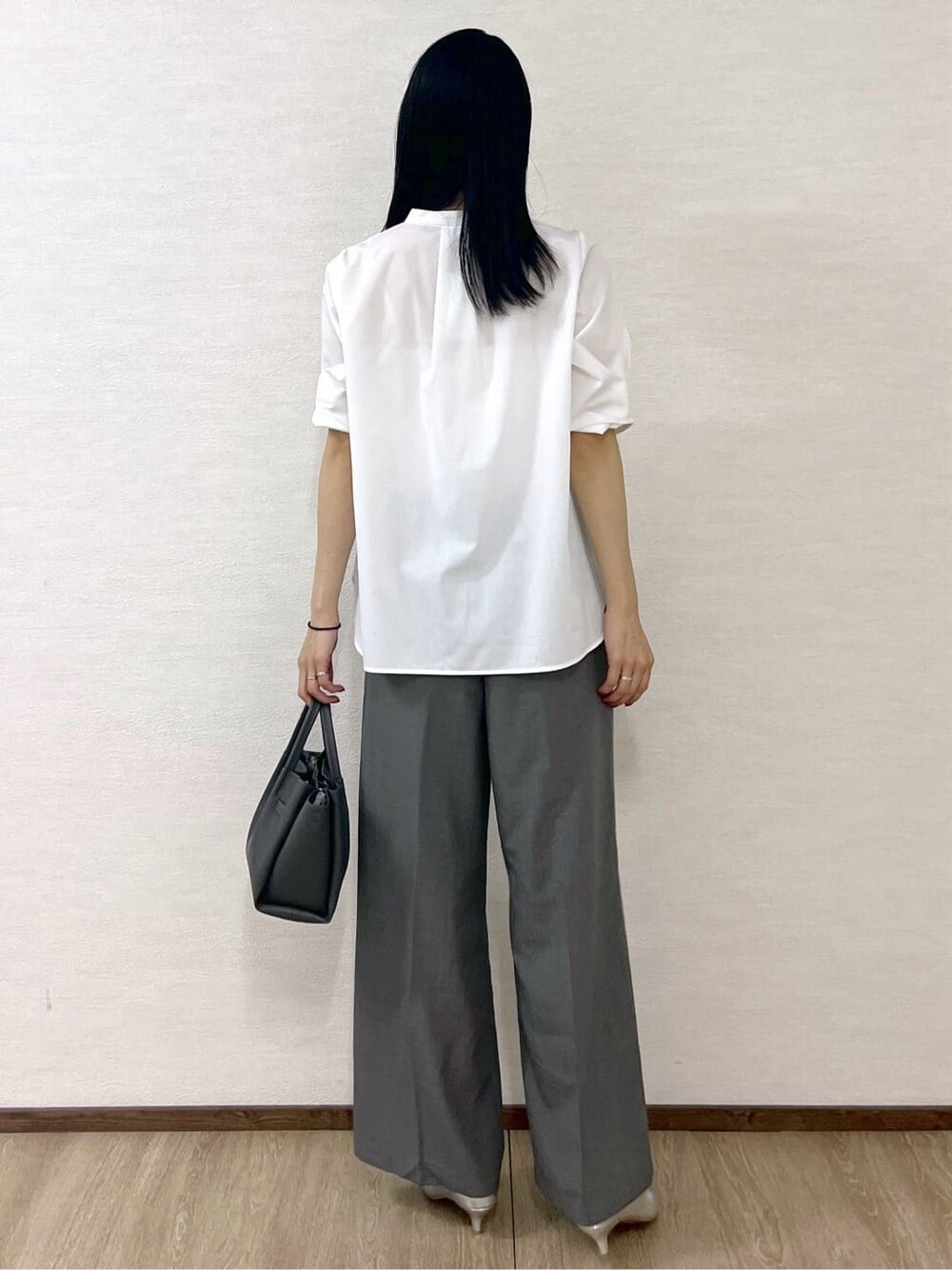 ホワイト系のシャツ/ブラウス、グレー系のその他パンツ、グレー系のショルダーバッグを着用したレディースの夏コーディネートの5枚目の写真